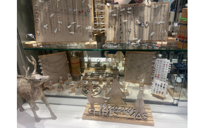 Éclats, Or et Merveilles : Votre Bijouterie Se Met en Mode Noël 